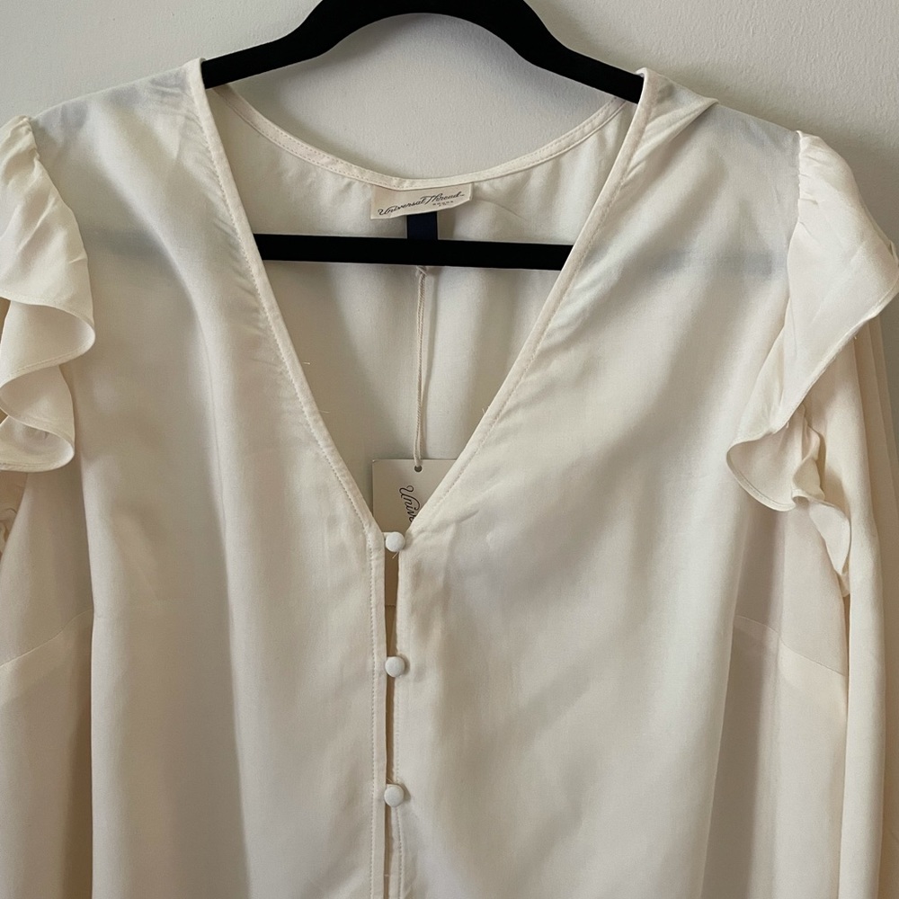 Women’s off white top